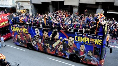 حافلة الأهلي الجديدة تصل مطار القاهرة قادمة من ألمانيا