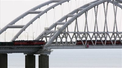 مرور أول قطار عبر خط السكك الحديدية بجسر القرم 