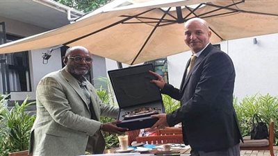  سفير مصر يسلم الدعوة الموجهة من الرئيس السيسي لنظيره الأوغندي للمشاركة في المناخ