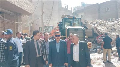 سكرتير عام المنيا يتفقد موقع انهيار عقار ويطمئن على حالة المصابين