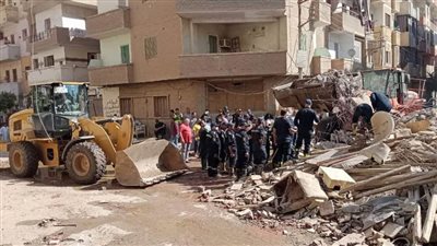حفاظًا على حياة المواطنين إخلاء منزل مجاور للعقار المنهار بملوي بالمنيا