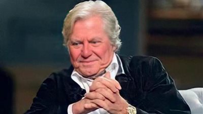 حسين فهمي يعلق على 