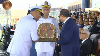 رئيس أكاديمية الشرطة يقدم هدية تذكارية للرئيس السيسي خلال حفل تخريج دفعة جديدة للطلاب