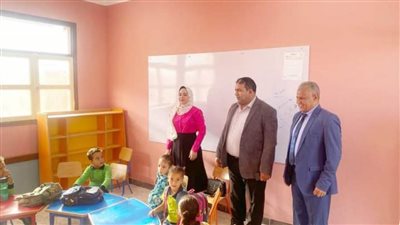 وكيل وزارة التعليم بالوادي الجديد في جوله ميدانية بمدارس مركز الفرافرة 