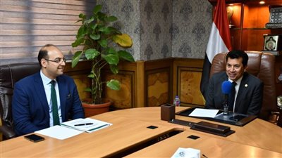 عبر تقنية الفيديو كونفرانس.. وزير الشباب يلتقي رؤساء مجالس اتحادات طلاب كليات الجامعات والمعاهد المصرية