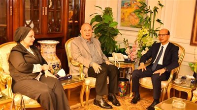 محافظ أسيوط يستقبل رئيس الجامعة ونائب شئون خدمة المجتمع وتنمية البيئة لتقديم واجب العزاء في والدته