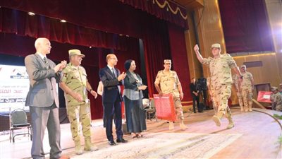 تُكريم عدد من أسر الشهداء وضباط وجنود المنطقة العسكرية ضمن أحتفالات جامعة أسيوط بانتصارات أكتوبر 