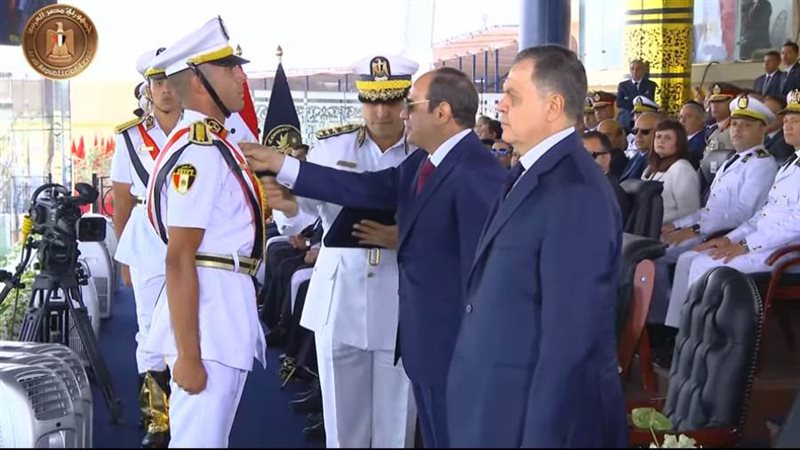 الرئيس السيسي يقلد