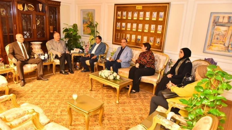 محافظ أسيوط يستقبل