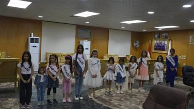 محافظ الوادى الجديد يكرم ملكات التمور ويقدم درع المحافظة لمشرفة الفقرات الفنية