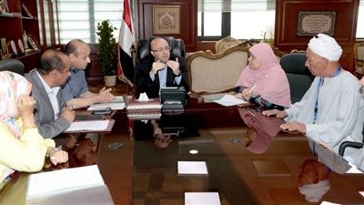 محافظ بني سويف يناقش مشكلة توصيل مياه الشرب لمنازل عزبة عطا بالواسطى