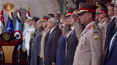 الرئيس السيسي يؤدي التحية لأرواح الشهداء خلال حفل تخريج الكليات العسكرية