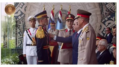 بالصور..الرئيس السيسي يقلد أوائل الخريجين نوط الواجب العسكري