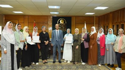 رئيس جامعة أسيوط يلتقي 11 معيدًا من المعينين حديثًا بكلية الطب البيطري 