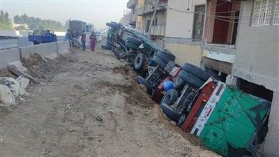 انقلاب سيارة نقل ثقيل على طريق 