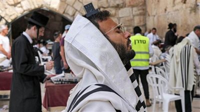 مستوطنون يؤدون طقوسًا تلمودية عند حائط البراق في سادس أيام عيد العرش