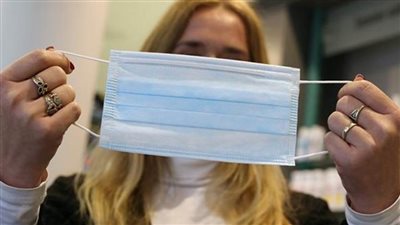 مسؤول ألماني يطالب الحكومة بإعادة إجبار المواطنين على ارتداء الأقنعة الطبية في الأماكن المُغلقة