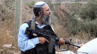 مسؤول إسرائيلي يحذر: عنف المستوطنين قد يشعل الضفة الغربية بأسرها