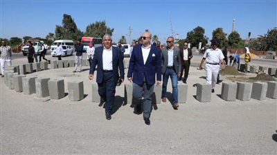 محافظ بني سويف يتفقد أعمال تأهيل وتطوير طريق تزمنت/محيي الدين