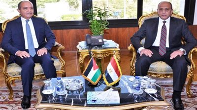 وزير الطيران يبحث مع السفير الأردنى بالقاهرة تعزيز التعاون فى مجال النقل الجوي