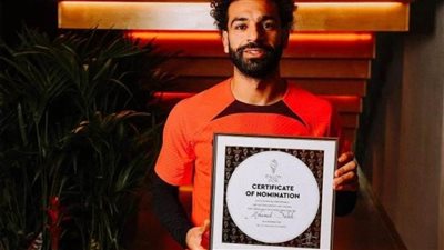 صلاح ورفاقه مع شهادات ترشحهم لحصد الكرة الذهبية