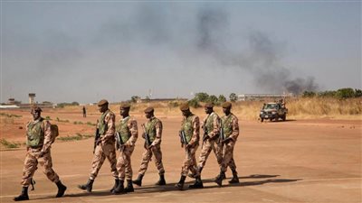 مقتل 50 مسلحاً في غارات جوية للجيش المالي