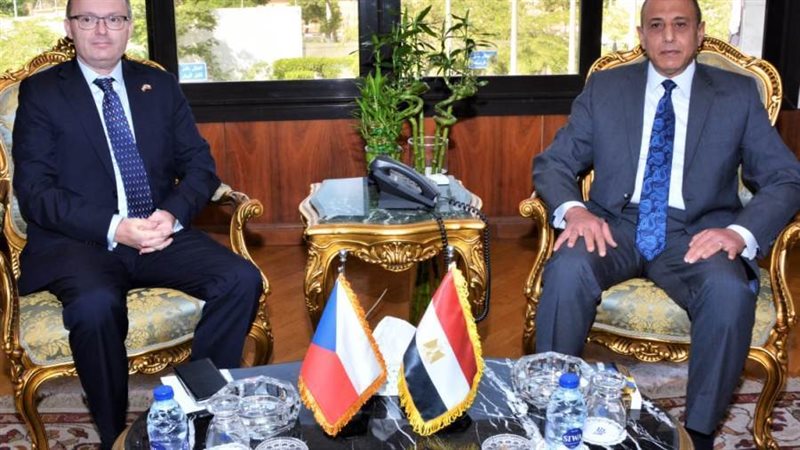 وزير الطيران وسفير