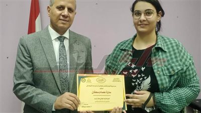 تكريم طالبة موهوبة في الرسم لفوزها على مستوى الجمهورية