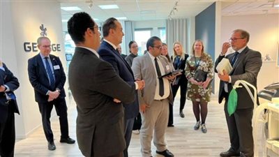 وفد الرعاية الصحية يتفقد شركة تجهيز غرف عمليات وتعقيم مستشفيات بالسويد