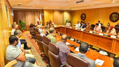 محافظ أسيوط يجتمع بمسئولي الري ورؤساء المراكز والأحياء