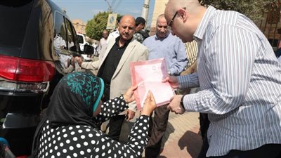 محافظ بني سويف يلتقى عدداً من  المواطنين ويستمع لمطالبهم واحتياجاتهم