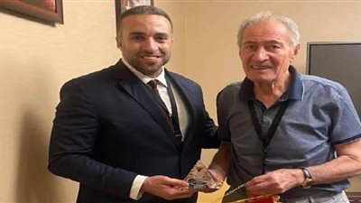 سراج الدين يُهدي درع وعلم النادي الأهلي لرئيس الاتحاد الدولي لكرة اليد 