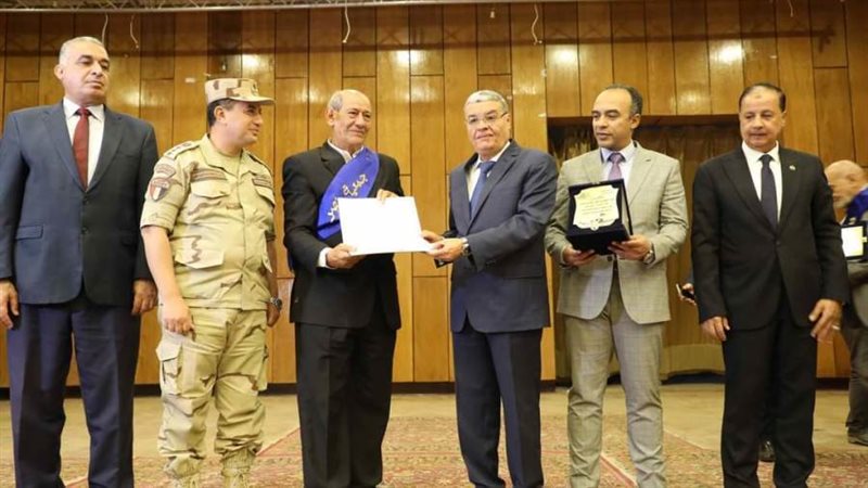 محافظ المنيا يكرم