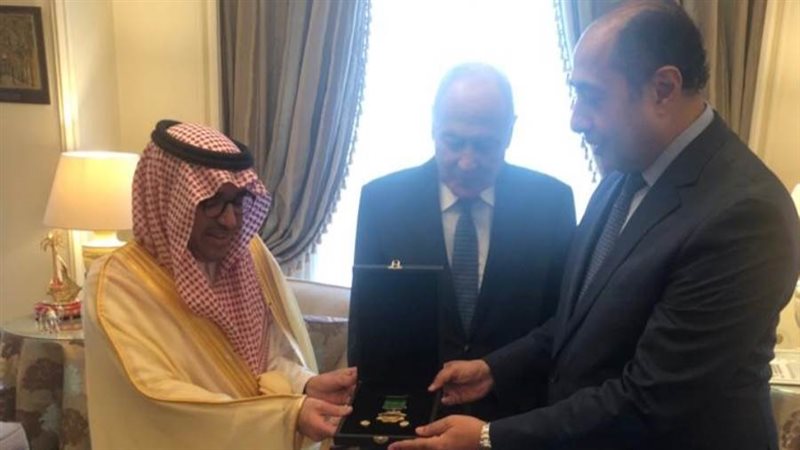 السفير حسام زكي يتسلم