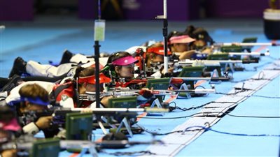 منافسات شرسة بين أبطال العالم في المسدس والبندقية بالمدينة الرياضية.. اليوم