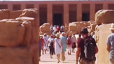 سوهاج تستقبل 150 سائحًا أجنبيًا لزيارة المناطق السياحية والأثرية