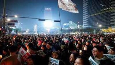 عشرات آلاف يشاركون في مسيرات احتجاجية وسط العاصمة الكورية الجنوبية