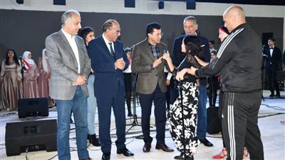 وزير الشباب يكرم عددًا من أسر الشهداء بنادي النادي بأكتوبر.. صور