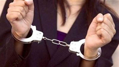 ضبط سيدة تخصصت في سرقة الحقائب الخاصة بالفتيات من داخل إحدى الجامعات بالقاهرة