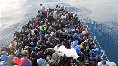 إنقاذ 21 مهاجرا غير شرعي على متن قارب قرب سواحل العاصمة الليبية