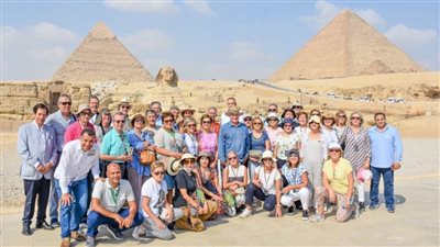 حواس يلتقي وفدًا إسبانيًا أمام أبو الهول