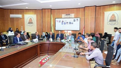 رئيس جامعة سوهاج يشهد ندوة أدبية بكلية الآداب عن حرب أكتوبر ويكرم أحد أبطالها