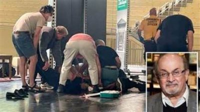 صاحب آيات شيطانية يفقد إحدى عينيه ويعيش حياته 