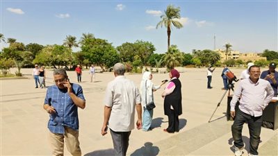  زوار معابد الكرنك يشهدون ظاهرة الكسوف الجزئي للشمس بالأقصر