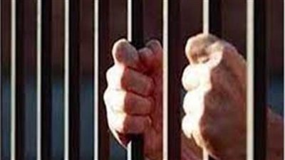 المشدد للمتهمة باستدراج شخص وإجباره على توقيع إيصالات أمانة في بنها