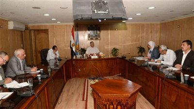 محافظ أسيوط يترأس اجتماع مناقشة جهود مواجهة ظاهرة حرق المخلفات الزراعية وتوزيع مفارم بالمجان