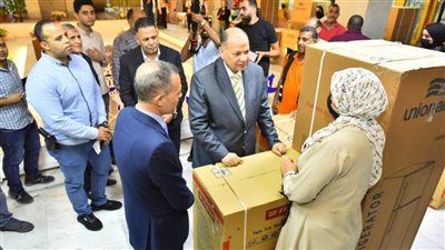 محافظ أسيوط يشهد احتفالية تسليم أجهزة عرائس ومستلزمات منزل للأسر الأولى بالرعاية