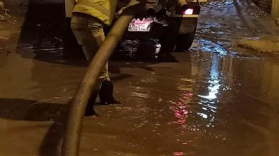 شفط مياه الأمطار من شوارع ونفق بني مزار شمال المنيا.. صور 