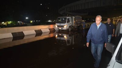 محافظ القليوبية يتابع أعمال تصريف تراكمات مياه الأمطار بالشوارع ليلًا