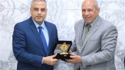 محافظ سوهاج يكرم 